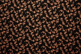 Tkanina wiskozowa - łososiowe kwiaty na czarnym tle