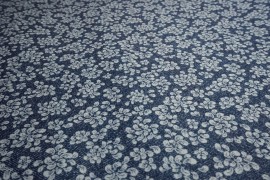 Filc drukowany - kwiaty na jeansowym tle