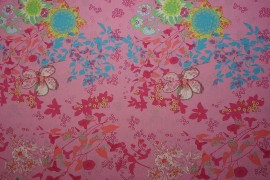 Bawełna drukowana w kwiaty na różowym tle