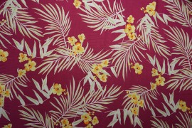 Tkanina wiskozowa - liście i kwiaty na amarantowym tle