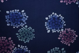 Tkanina wiskozowa - kolorowy wzór na granatowym tle