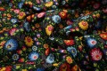 Tkanina regionalna – kolorowe kwiaty, czarne tło