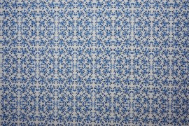 Tkanina sukienkowa - niebieskie kwiatki na białym tle