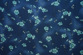 Tkanina sukienkowa - kwiatki na chabrowym tle