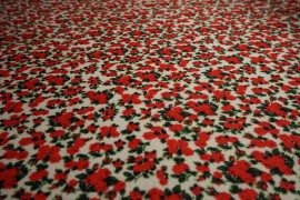 Filc drukowany - czerwone kwiatki na białym tle