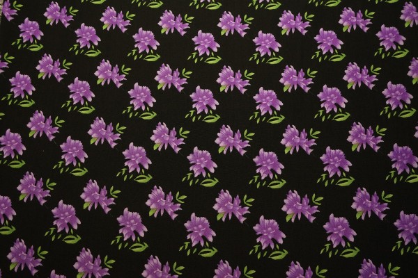 Tkanina sukienkowa w fioletowe kwiatki na czarnym tle