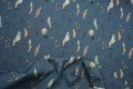 Bawełna perkal - piórka na niebieskim tle