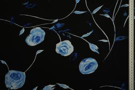 Tkanina sukienkowa w kolorze czarnym w niebieskie kwiaty
