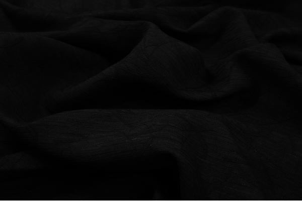 Tkanina sukienkowa z dodatkiem wiskozy w kolorze czarnym z widocznym wzorem