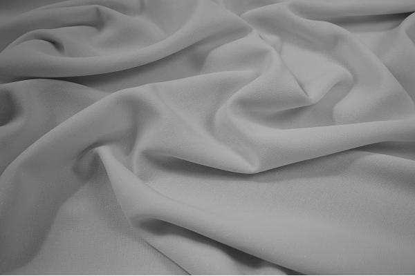 Tkanina sukienkowa - żorżeta przetykana srebrną nitką w kolorze białym