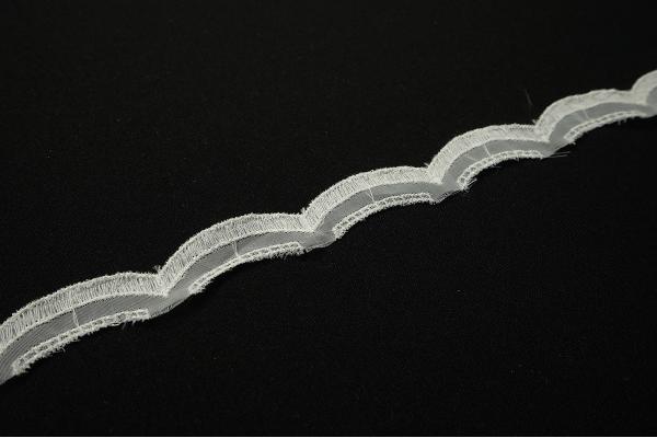 Taśma organtynowa haftowana - kolor biały, 1.5 cm