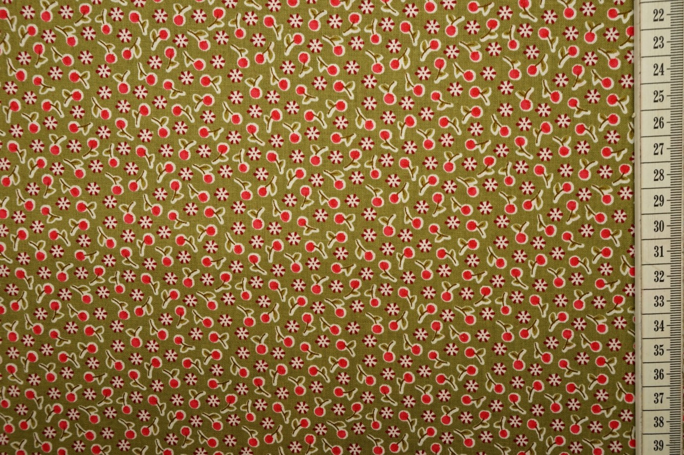 Bawełna drukowana w kolorze oliwkowym w czerwone wisienki