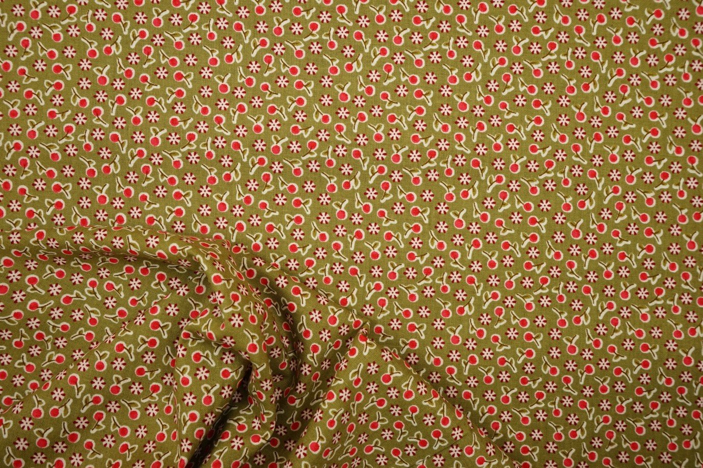 Bawełna drukowana w kolorze oliwkowym w czerwone wisienki