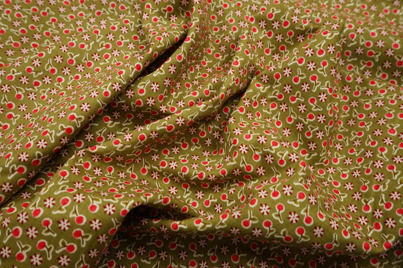 Bawełna drukowana w kolorze oliwkowym w czerwone wisienki