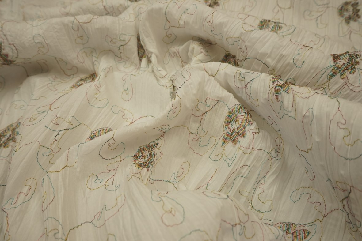 Bawełna w kolorze beżowym z kolorowym haftem