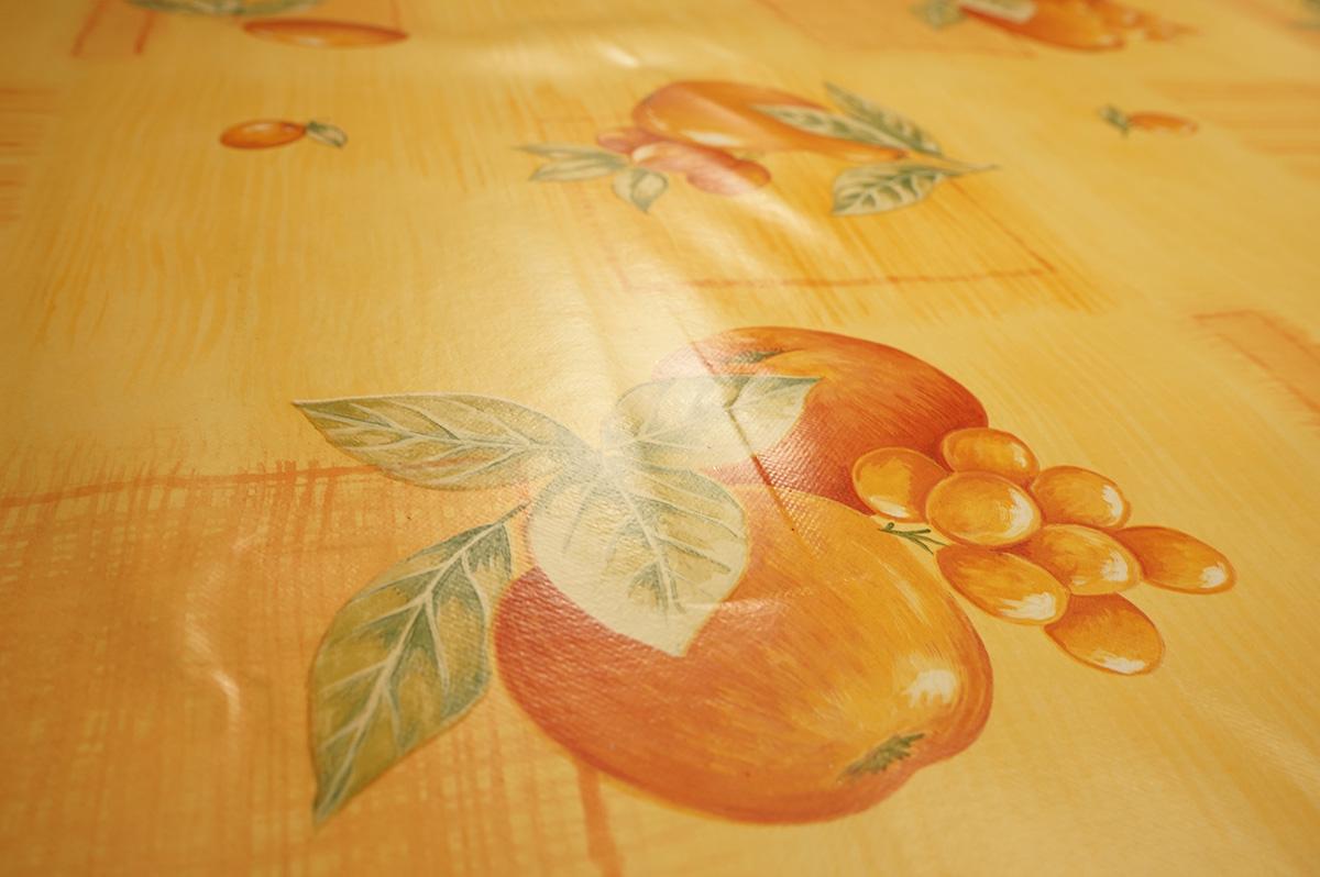 Cerata w owoce na pomarańczowym tle