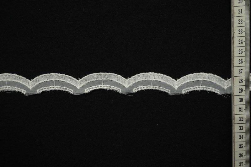 Taśma organtynowa haftowana - kolor biały, 1.5 cm