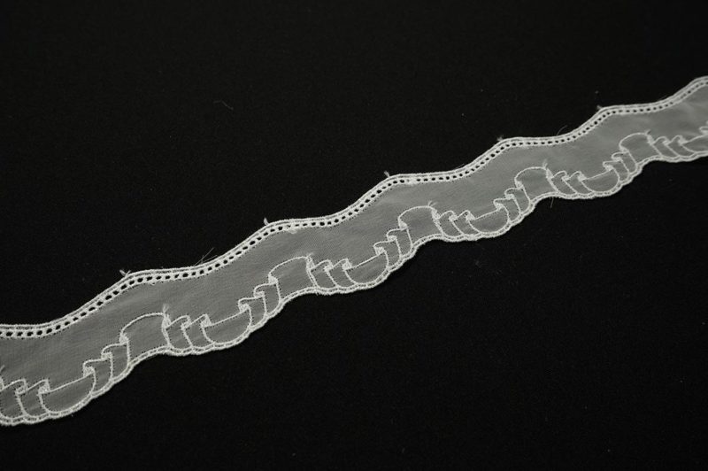 Taśma organtynowa haftowana - szerokość 3 cm, kolor biały