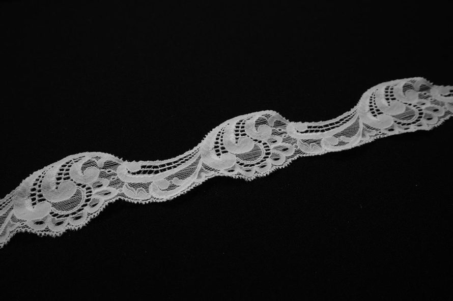 Taśma koronkowa - szerokość 4,5 cm, kolor biały