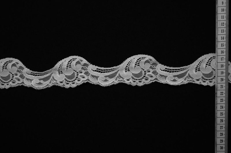 Taśma koronkowa - szerokość 4,5 cm, kolor biały