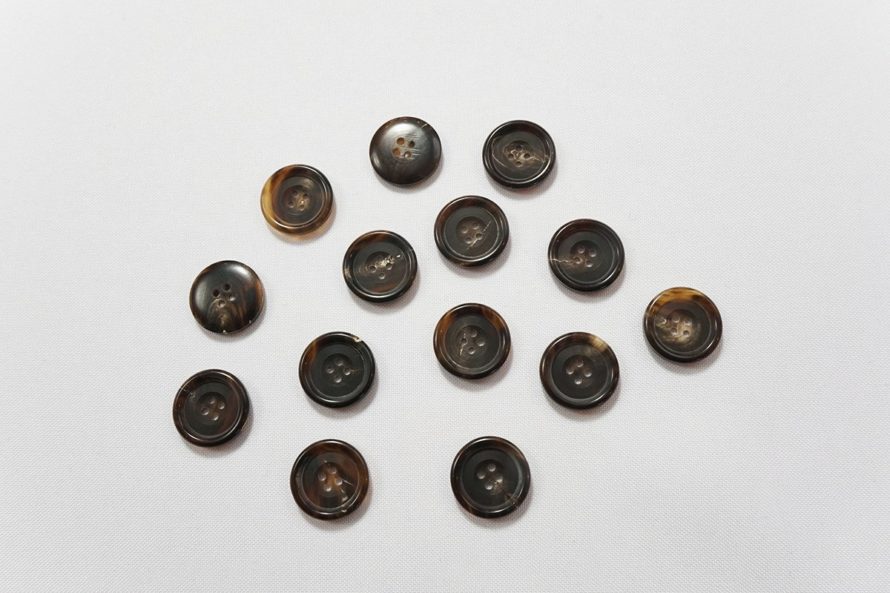 Guzik o numerze 2557, 19 mm