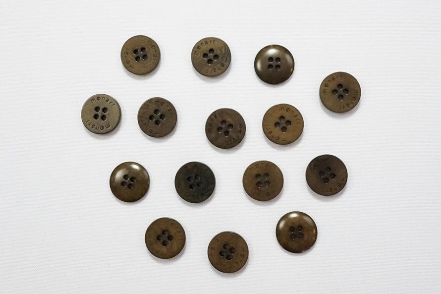 Guzik o numerze 2338, 18 mm