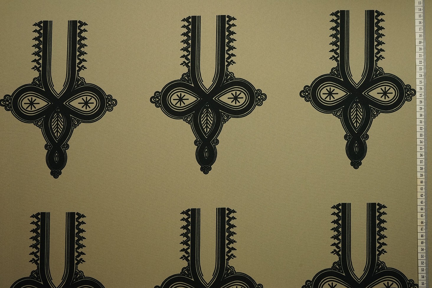 Tkanina regionalna w parzenice na beżowym tle