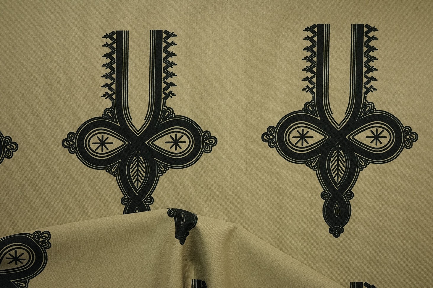 Tkanina regionalna w parzenice na beżowym tle