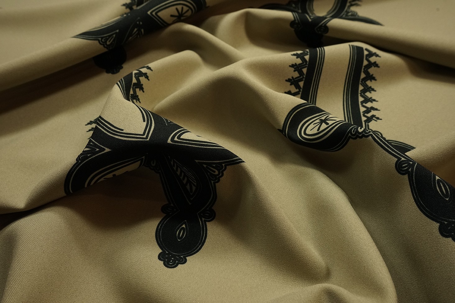 Tkanina regionalna w parzenice na beżowym tle