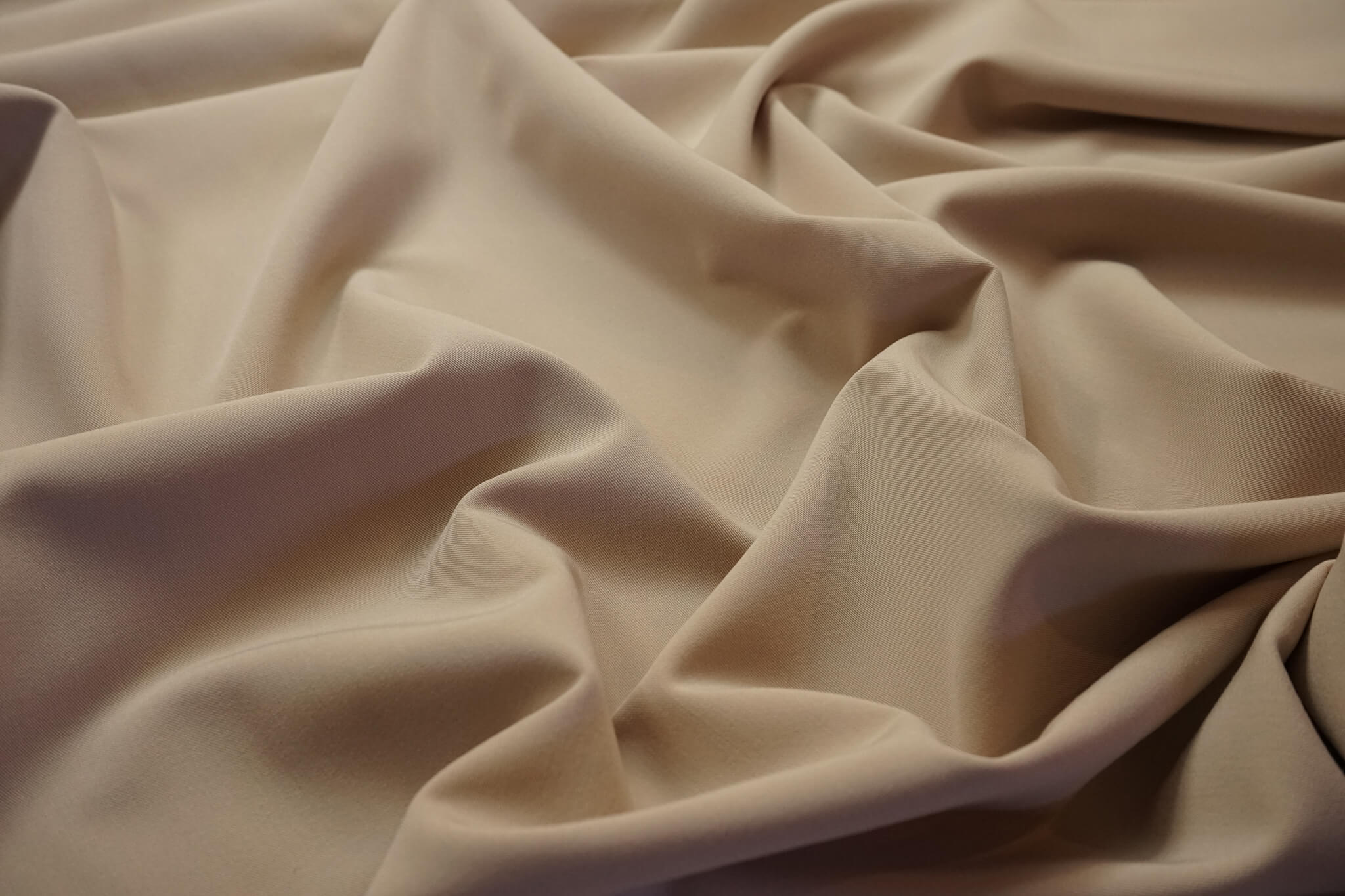 Beżowa tkanina Barbie o gładkim, elastycznym wykończeniu