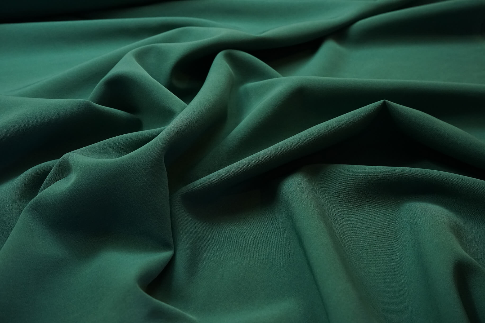 Materiał barbie w odcieniu butelkowej zieleni o matowym wykończeniu