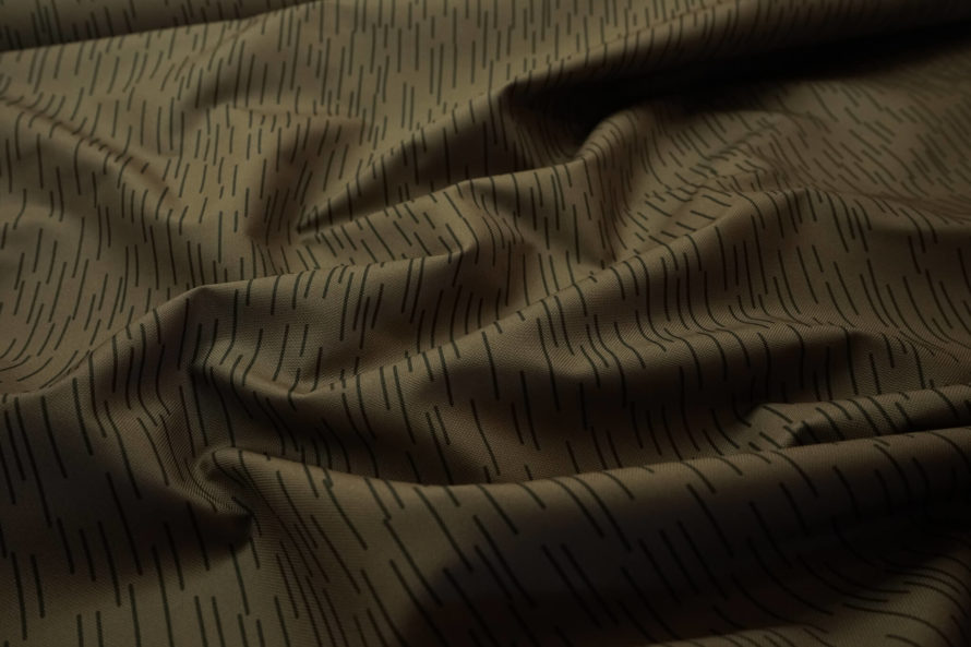 Tkanina wodoodporna kamuflażowa – linie na brązowym tle