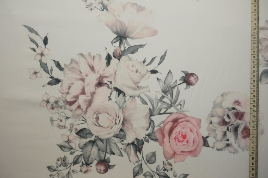 Szyfon w kolorze ecru z motywem pudrowych róż i liści