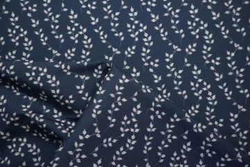 Tkanina sukienkowa - białe pnącza na granatowym tle