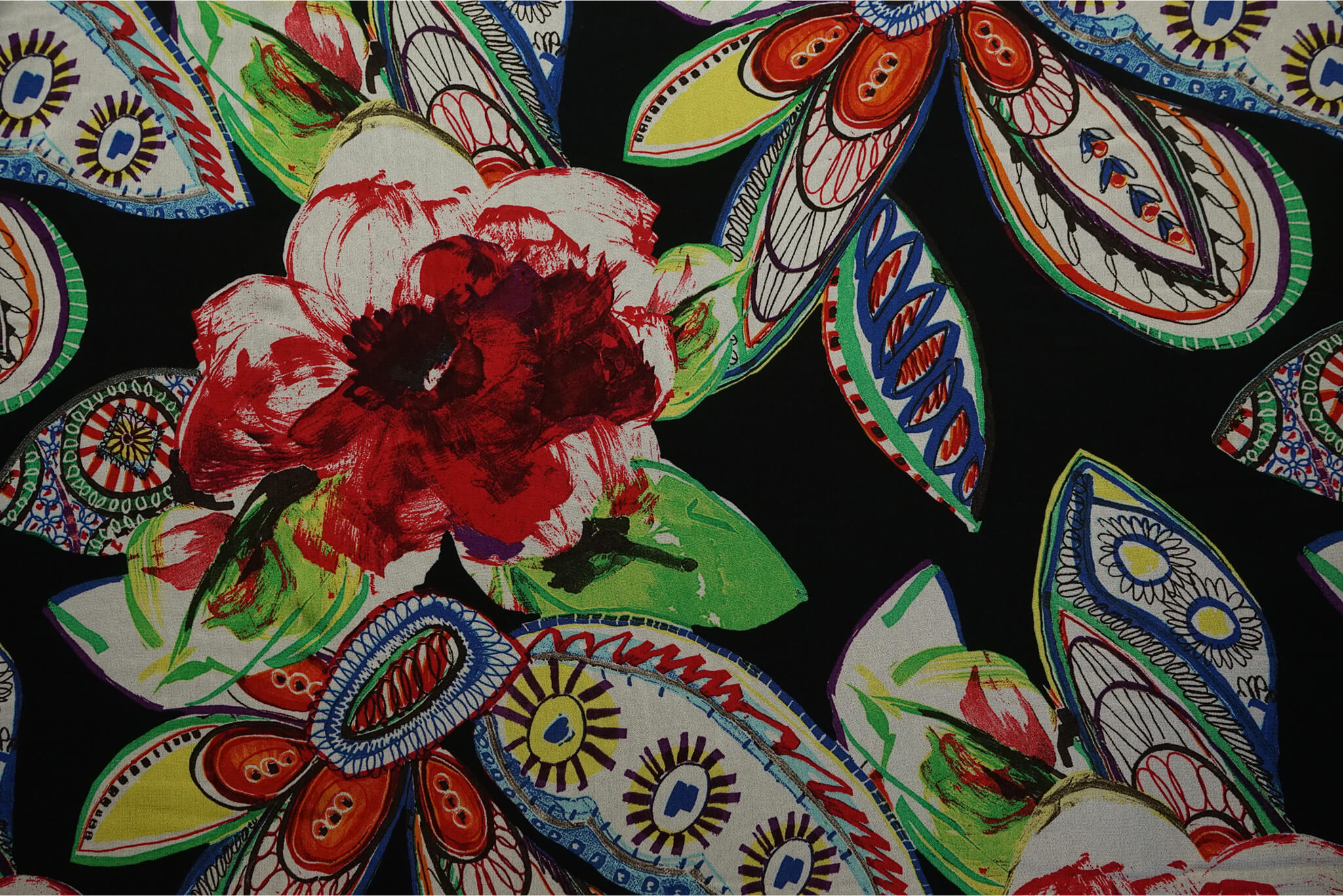 Szyfon wiskozowy - kolorowe kwiaty na czerni