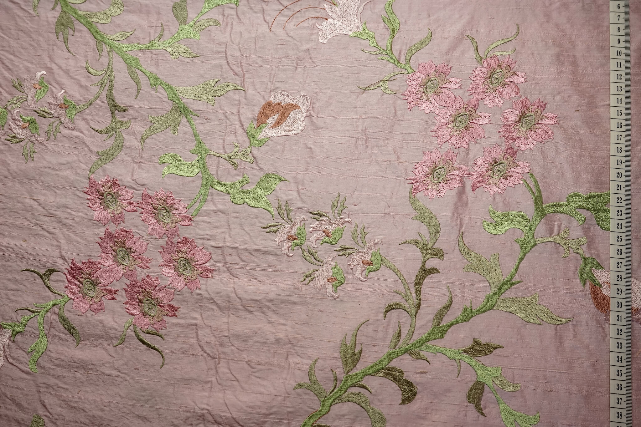 Tkanina haftowana – kwiaty