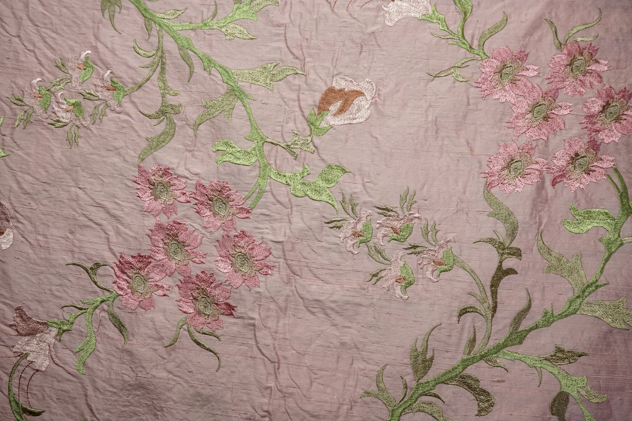 Tkanina haftowana – kwiaty